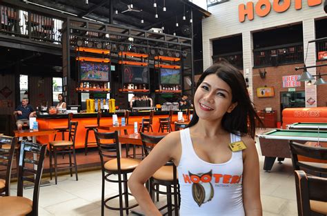 [us] Hooters Waitress Uses Tiktok To Highlight Low Pay Gpa