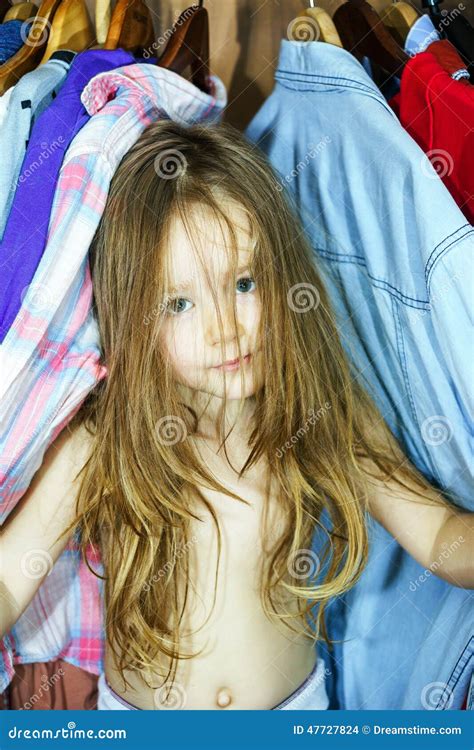 Nettes Kleines Mädchen Das Innere Garderobe Von Ihren Eltern Versteckt