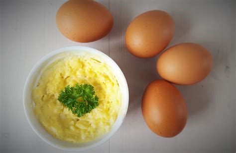 Removing it gingerly, he stations himself several feet away and reaches out with a fork. Microwave Scrambled Eggs - The Super Easy Way - Nordic Food & Living