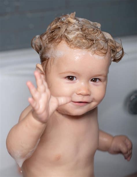 Criança Engraçada Tomando Banho De Espuma E Se Lavando Na Banheira Em
