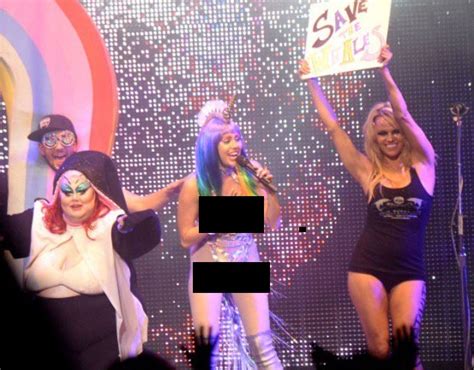 Miley Hizo Topless Junto A Pamela Anderson Estaciones De Radio M Sica Univision