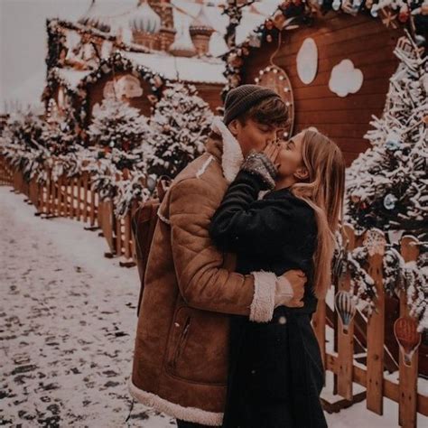 100 Beautiful Christmas Aesthetic Pictures —winter Photo Shoot In The Christmas Market Idea
