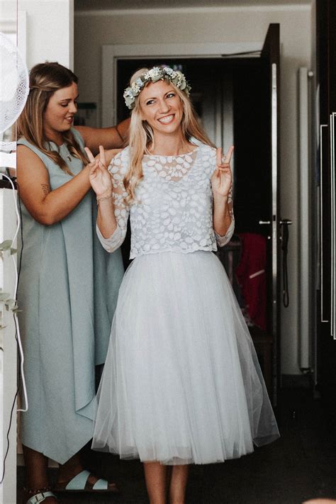 Kurzes Brautkleid mit modernem Spitzentop und Tüllrock in Graublau fuer