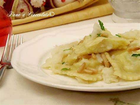 I ravioli sono farciti con baccalà e patate e sono serviti con una crema di ceci e acciughe. Ravioli patate e baccala ricetta Vigilia | Ricette, Cibo ...
