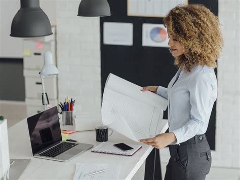 The top benefits of using a standing desk, supported by science. 7 Benefits of a Standing Desk