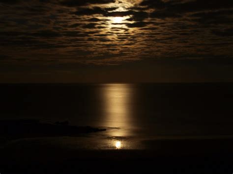 21 Creatively Captured Moon Reflections In Water Light Stalking