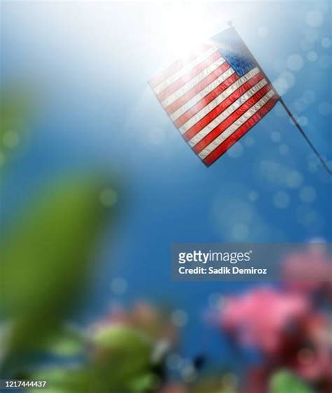 American Flag Waving Dramatic Fotografías E Imágenes De Stock Getty