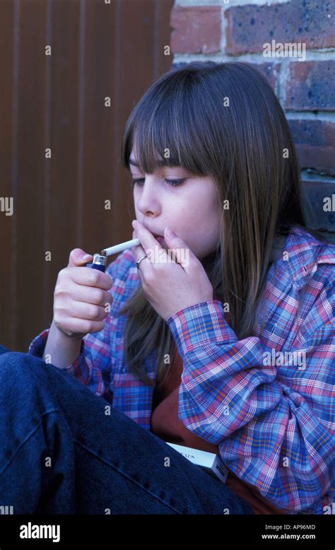 Schulmädchen Raucht Heimlich Eine Zigarette Anzündet Stockfotografie Alamy