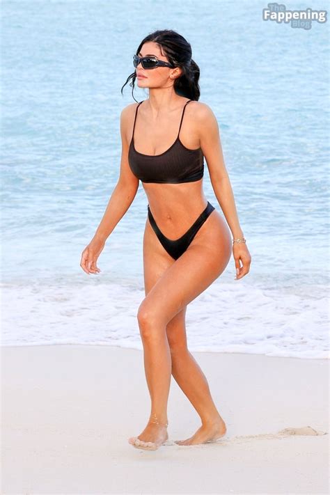 Hot Womans Photos On Twitter Kyliejenner Displays Her Curves In A