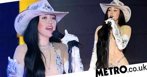 noah cyrus does a miley and rocks in nude bodysuit at cmt music awards metro news