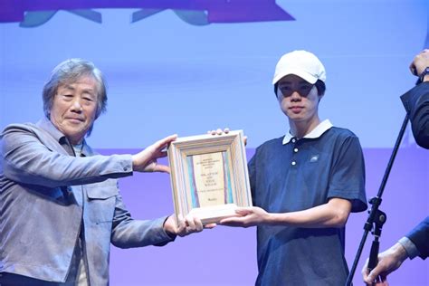 Jun 07, 2021 · 表彰台でポーズを取る（左から）2位に入った米国のナイジャ・ヒューストン、優勝した堀米雄斗、3位に入った白井空良（2021年6月6日撮影）。(c. 堀米雄斗「夢はまだ半分」岡本碧優「皆に憧れられる選手に ...