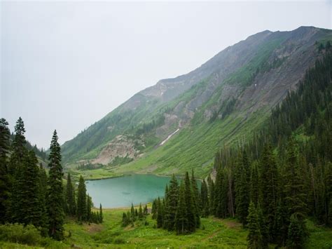 Premium Photo Emerald Lake In Mountains Of Crested Butte Colorado