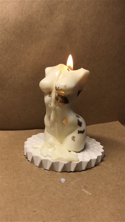 Свеча молочного цвета в форме изящного женского тела из смеси восков