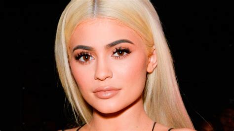 Kylie Jenner Just Teased A New Peach Make Up Palette Cosmopolitan Middle East