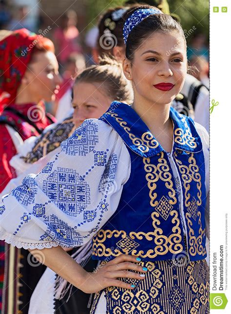Jeune Femme De Roumanie Dans Le Costume Traditionnel 20 Photo éditorial