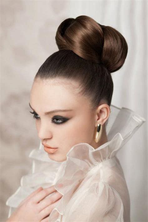 Messy bun is fun and easy going hairstyle and can be achieved just within 5 minutes. Pictures : 8 Wedding Hairstyles for Long Hair - Bun ...