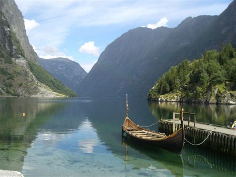 Фьорды в 2020 г Корабль викингов Норвегия Красивые места