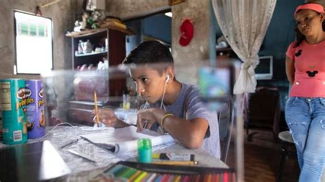 Niño Con Asperger Vende Dibujos Para Ayudar A Su Mamá Y Evitar Que Se