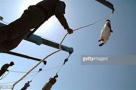 Public Hanging Iran Stock Fotos Und Bilder Getty Images