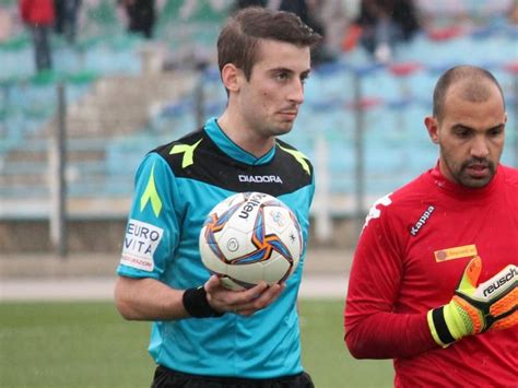 Un pugno o una carezza. Gli arbitri dell'8ª giornata: D'Eusanio di Faenza e Garofalo di Torre del Greco per gli anticipi ...
