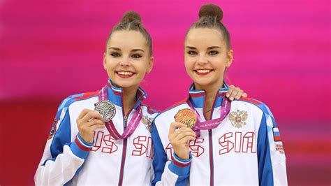 Portrait Illustré Les Sœurs Averina Gymnastes Jumelles