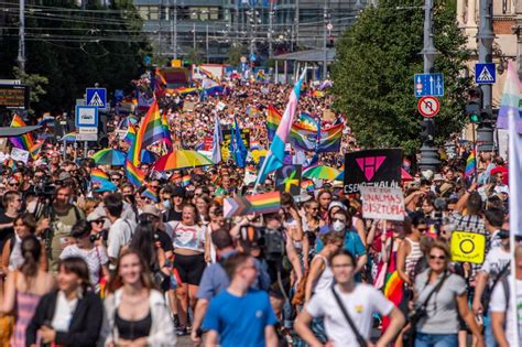 30000 In Budapest Hungary Celebrate Pride Protest Anti Lgbtq Law