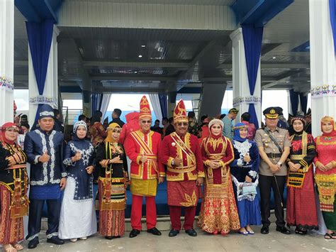 Pakai Baju Adat Moronene, Pj Sekda Sultra Pimpin Perayaan HUT Bombana