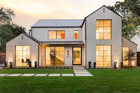 You'll decide on siding, ornamentation, trims, and the profile of the roof, just to name a few elements. 65 Stunning Modern Dream House Exterior Design Ideas (4) - Googodecor