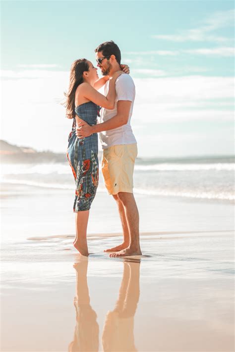 图片素材 爱 朋友 绿色 海滩 太阳 夏季 凉 女孩 People On Beach 蜜月 浪漫 假期 乐趣 相互作用 男 水 摄影 波 海洋 手势