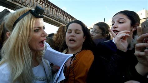 Western Wall Jewish Women Clash Over Prayer Rights Bbc News