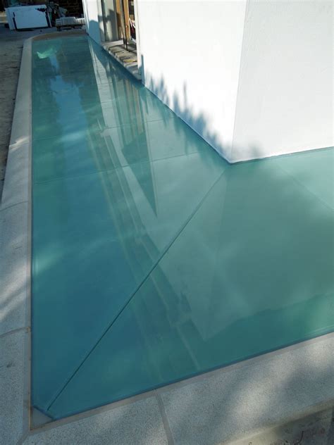 Il vetro è un materiale edilizio molto amato dai progettisti, per le sue doti di (apparente) leggerezza e per la sua capacità di far passare la luce. Pavimenti in vetro per esterni, carrabili - Archivetro