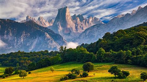 欧罗巴山国家公园中的Naranjo de Bulnes峰西班牙阿斯图里亚斯 ( Anton Petrus/Getty Images ...