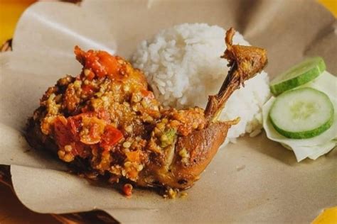 Order from ayam gepuk pak gembus online or via mobile app we will deliver it to your home or office check menu, ratings and reviews pay online or cash on delivery. Resep Ayam Gepuk Sambal Bawang ala Pak Gembus