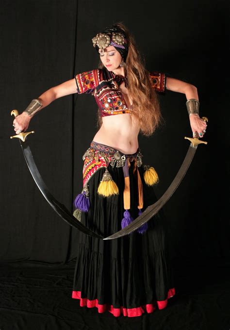 workshop “beginning blade balancing sword dance for belly dancers” with sabine