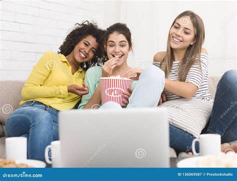Meisjes Die Komedie Op Film Letten En Popcorn Thuis Eten Stock