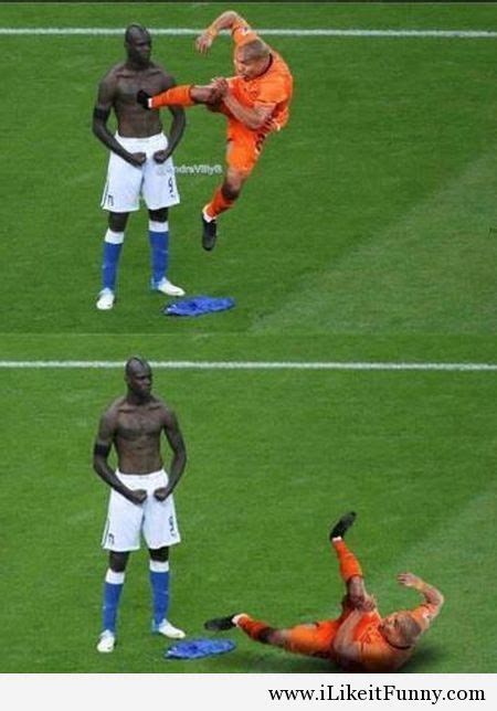 14a Funny Football Soccer Meme Balotelli De Jong Funny