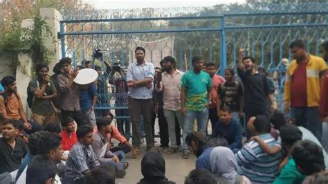 پروفیسر کا طالبہ پر جنسی حملہ ، حیدرآباد سنٹرل یونیورسٹی میں کشیدگی Siasat Daily Urdu