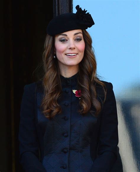 Want To Know Exactly How Duchess Catherine Puts On Her Eyeshadow Come