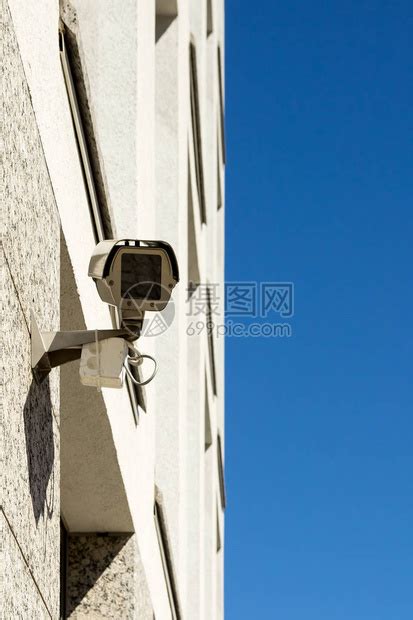 安装在建筑墙上的安全摄像头高清图片下载 正版图片504424567 摄图网