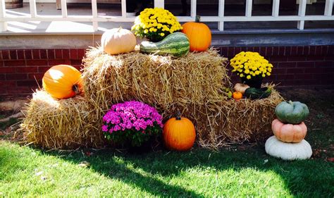 20 Fall Yard Decorations With Hay Bales Pimphomee