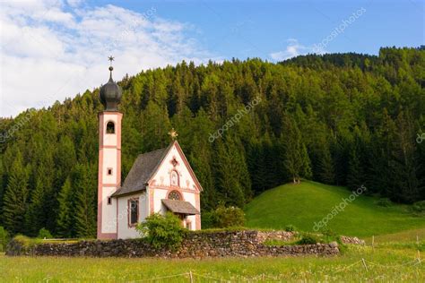 Santa Maddalena Church In Val Di Funes Valley — Stock Photo © Tszabina