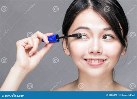 Asian Female Applying Mascara Stock Image Image Of Lashes Young