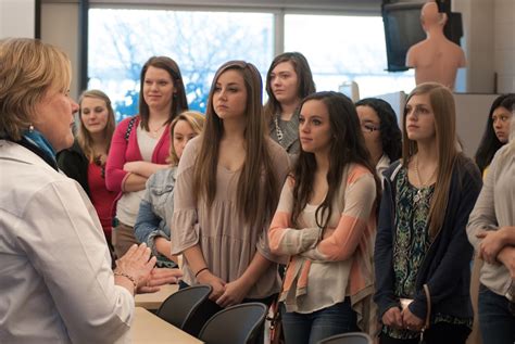 High school students interested in health care tour UNG