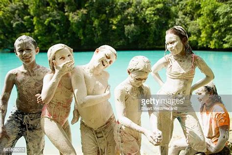 Mud Covered Girl Photos Et Images De Collection Getty Images