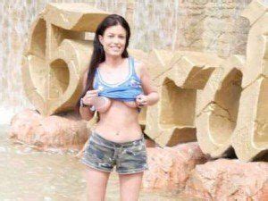 Sara Tommasi In Topless A Gardaland Bigodino