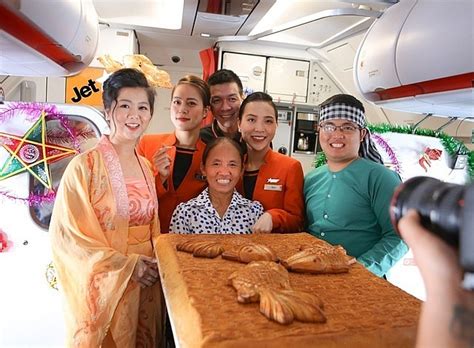 Nghệ sĩ giang còi bị mất tiếng khi đang quay chương trình sức nước ngàn năm cho vtv cách đây hơn 1 tuần. Ai cho phép bà Tân Vlog đưa bánh Trung thu 'siêu to' lên máy bay?