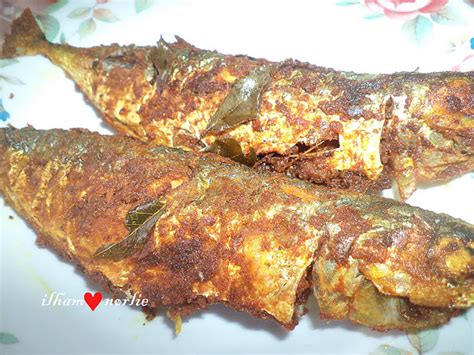 Bila terlihat resepi nasi goreng simple ini, saya yang berumur 30 an teringat kenangan membesar di kalau tiada lauk ikan bilis yang digunakan dalam tu , mesti ada baki ikan rebus goreng semalam. RESEPI IKAN GORENG BEREMPAH