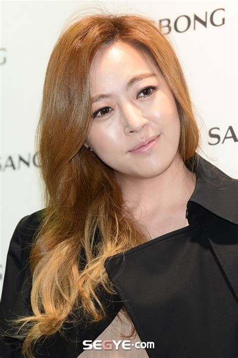 과거 1998년부터 2005년 1월까지 걸 그룹 베이비복스 멤버였으며 보컬, 춤, 보이시 컨셉 등을 담당했다. 심은진, 허위사실 유포한 악플러 법정구속 - 세계일보