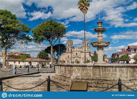 Plaza De Armas Fyrkant Med En Domkyrka I Cajamarca Redaktionell