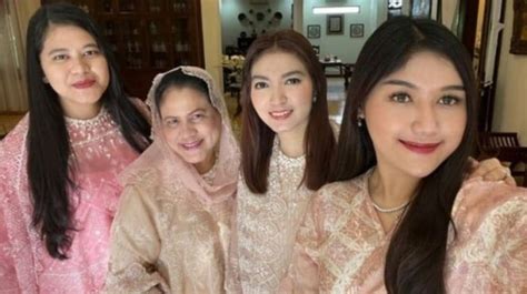 Kompak Potret Erina Gudono Pose Bareng Ibu Iriana Jokowi